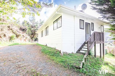 Photo of property in 27a Fernhaven Grove, Newlands, Wellington, 6037