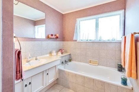 Photo of property in 15 Donzella Place, Conifer Grove, Takanini, 2112