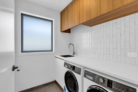 Photo of property in 9a Strandon Place, Strandon, New Plymouth, 4312