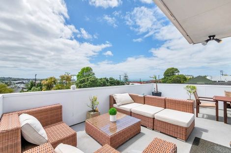 Photo of property in 23 Knights Road, Rothesay Bay, Auckland, 0630