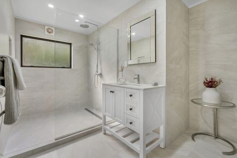 Photo of property in 2/30 Glen Vista Place, Bayview, Auckland, 0629