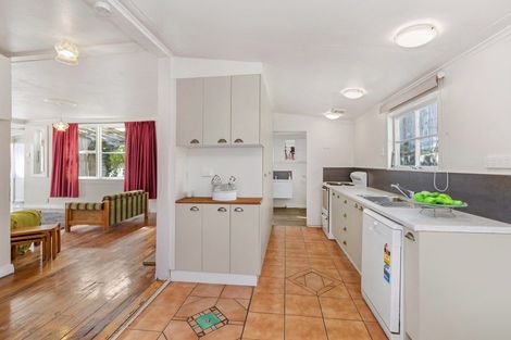 Photo of property in 77 Wallis Street, Raglan, 3225