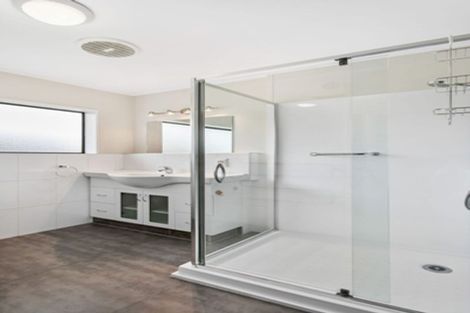 Photo of property in 6 Youngs Road, Papakura, 2110