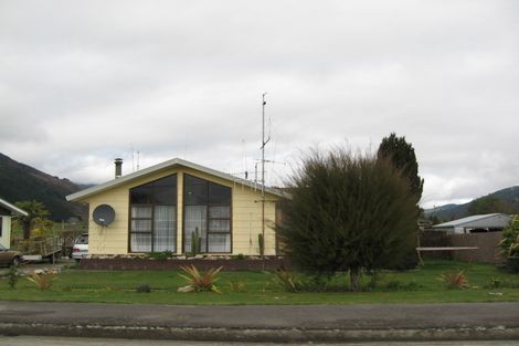 Photo of property in 24 Hampden Street, Murchison, 7007