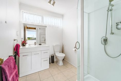 Photo of property in 32 Marina View Drive, West Harbour, Auckland, 0618