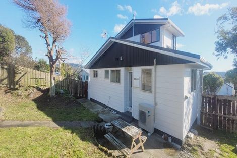 Photo of property in 114 Gloaming Hill, Titahi Bay, Porirua, 5022