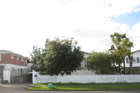 Photo of property in 92 Reeves Road, Pakuranga Heights, Auckland, 2010