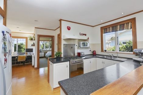 Photo of property in 25 Glen Almond Street, New Plymouth, 4310