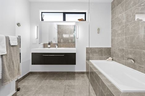 Photo of property in 2 Clifford Close, Leamington, Cambridge, 3432