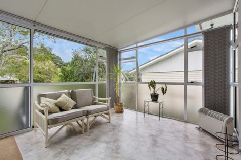 Photo of property in 8 Staincross Street, Green Bay, Auckland, 0604