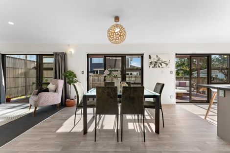 Photo of property in 28 London Street, Te Atatu Peninsula, Auckland, 0610