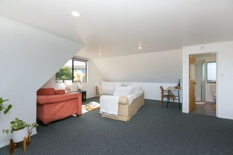 Photo of property in 3 Lindaver Grove, Merrilands, New Plymouth, 4312