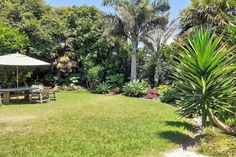 Photo of property in 23 Clinton Avenue, Te Atatu Peninsula, Auckland, 0610