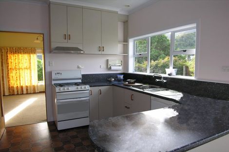 Photo of property in 11 Lucknow Terrace, Khandallah, Wellington, 6035