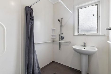 Photo of property in 47 Royal View Road, Te Atatu South, Auckland, 0610