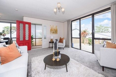 Photo of property in 72 Totaravale Drive, Totara Vale, Auckland, 0629