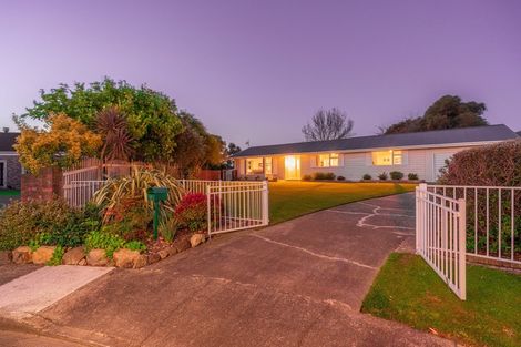 Photo of property in 9 Lesley Grove, Waikanae, 5036