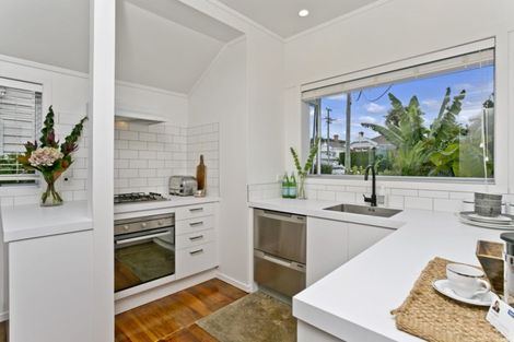 Photo of property in 1/91 Queen Street, Northcote Point, Auckland, 0627