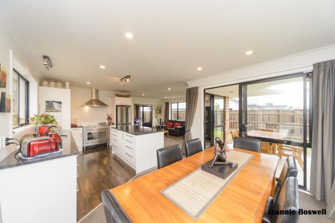 Photo of property in 35 Chestnut Close, Kelvin Grove, Palmerston North, 4414
