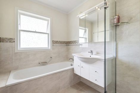 Photo of property in 13 Windsor Place, Windsor Park, Auckland, 0630