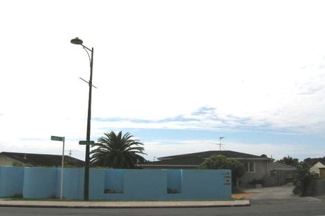 Photo of property in 2/985 Beach Road, Torbay, Auckland, 0630