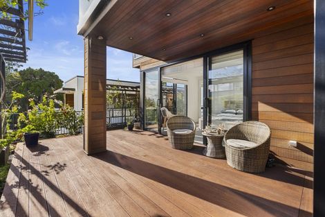 Photo of property in 37 Lake Pupuke Drive, Takapuna, Auckland, 0622