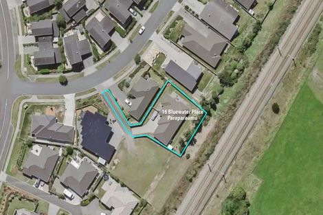 Photo of property in 16 Bluewater Place, Paraparaumu, 5032