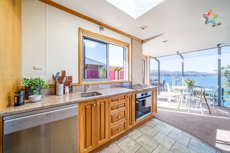 Photo of property in 26a Tai Paku Paku Road, Karaka Bays, Wellington, 6022