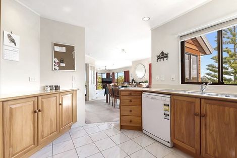 Photo of property in 4 Shakespear Road, Army Bay, Whangaparaoa, 0930