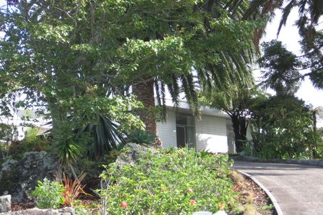 Photo of property in 16 Garmons Way, Castor Bay, Auckland, 0620