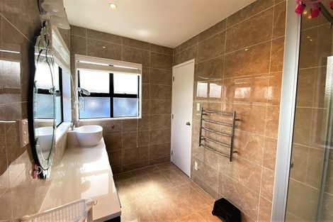 Photo of property in 16 Cherub Place, West Harbour, Auckland, 0618