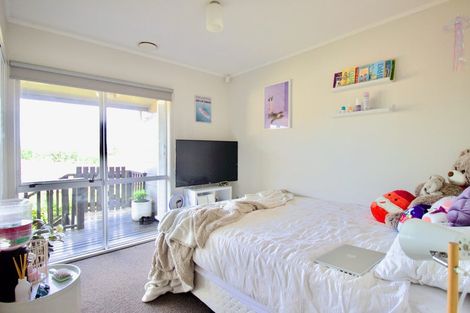 Photo of property in 6 Pahi Place, West Harbour, Auckland, 0618