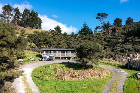Photo of property in 1529 South Head Road, South Head, Helensville, 0874