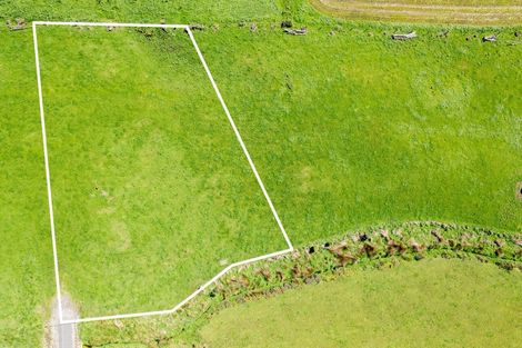 Photo of property in 7104 South Road, Warea, New Plymouth, 4381