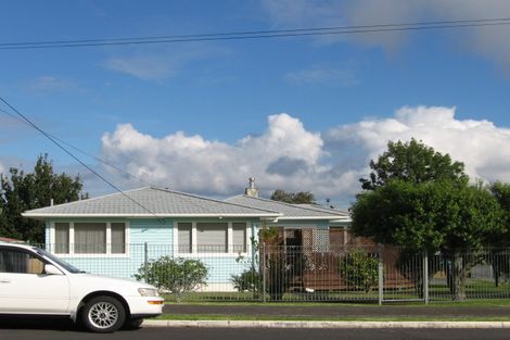 Photo of property in 32 Gloria Avenue, Te Atatu Peninsula, Auckland, 0610