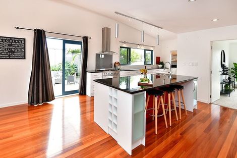 Photo of property in 4 Roberts Road, Matakatia, Whangaparaoa, 0930