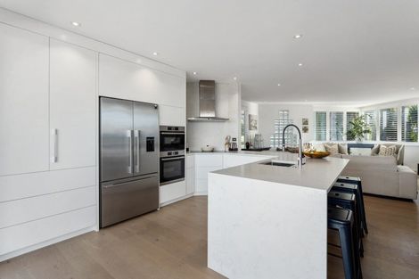 Photo of property in 2/39 Eastcliffe Road, Castor Bay, Auckland, 0620