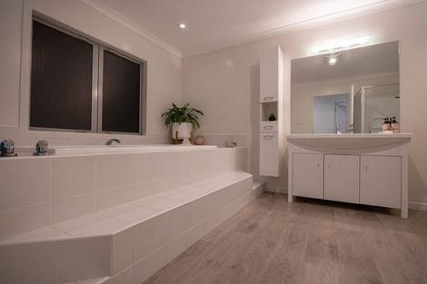 Photo of property in 100 Ruapehu Drive, Fitzherbert, Palmerston North, 4410