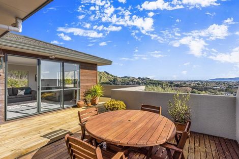 Photo of property in 77 Kakariki Grove, Waikanae, 5036