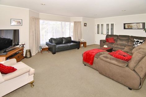 Photo of property in 15 Otamarau Grove, Maungaraki, Lower Hutt, 5010