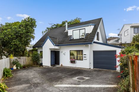 Photo of property in 2/3 Lantana Road, Green Bay, Auckland, 0604