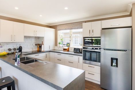 Photo of property in 2 Anzio Place, Awapuni, Palmerston North, 4412