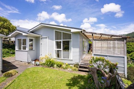 Photo of property in 18 Florio Terrace, Tawa, Wellington, 5028