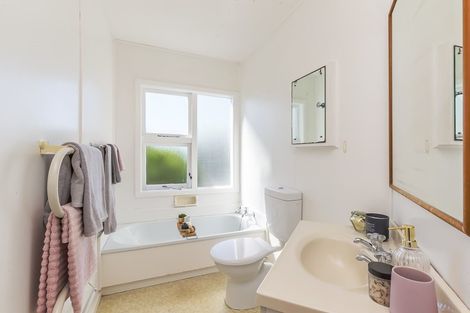 Photo of property in 115 Akaroa Drive, Maupuia, Wellington, 6022