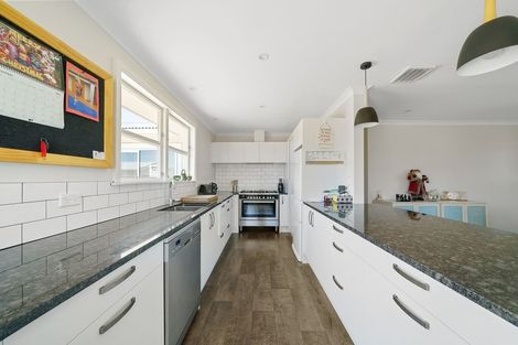 Photo of property in 21 Belvedere Avenue, Waikanae, 5036