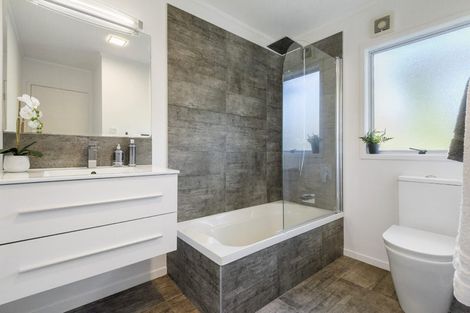 Photo of property in 7 Hotspur Place, Bayview, Auckland, 0629