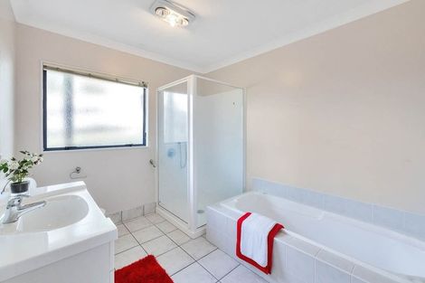 Photo of property in 10 San Pedro Place, Henderson, Auckland, 0612