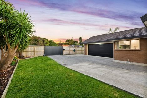 Photo of property in 8 Woodbank Drive, Glen Eden, Auckland, 0602