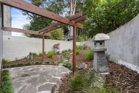 Photo of property in 17 Cobblestone Lane, Hillcrest, Auckland, 0627
