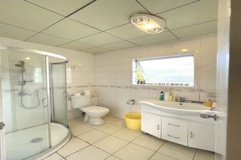 Photo of property in 17 Hillwell Drive, Henderson, Auckland, 0612